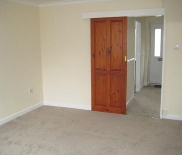 2 bedroom semi-detached house to rent - Photo 2