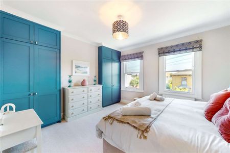 A superb four bedroom house located in the sought after Nightingale Triangle, with a private garden. - Photo 5