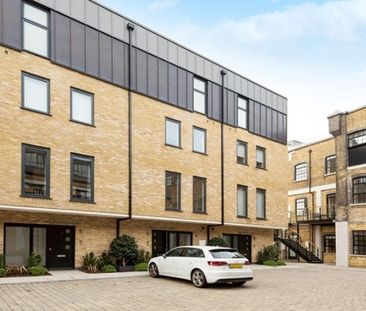 Three Bedroom Flat to rent in London - Photo 3
