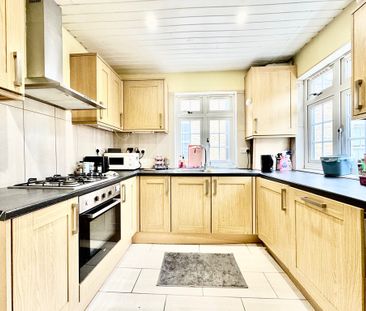 3 Bedroom Apartment, Sefton Street, Putney, London - Photo 2