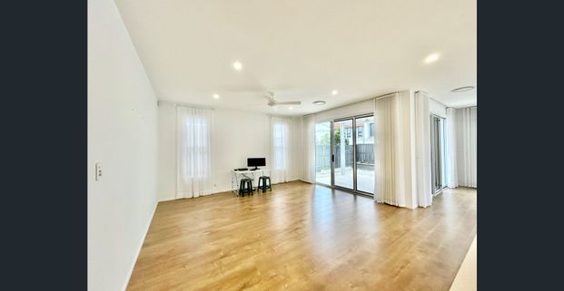 Unbeatable premier residence with solar - Photo 1