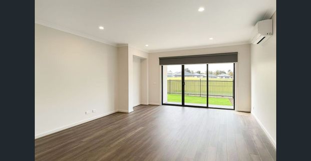 BRAND NEW !!!! Modern Family Home in a Peaceful Cranbourne East Location - Photo 1
