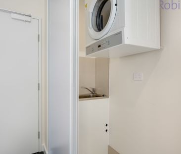 Modern split-level apartment with luxe finishes in a prime location. - Photo 5