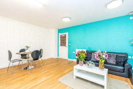 4 bedroom flat to rent - Photo 2