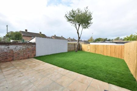 4 bedroom semi-detached house to rent - Photo 4