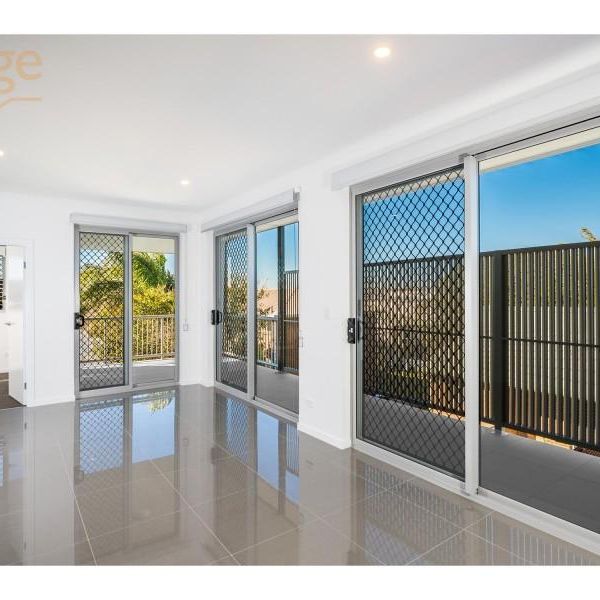 Gorgeous Unit in Prime Location of Ascot! - Photo 1