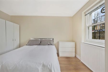 2 bedroom flat in London - Photo 4