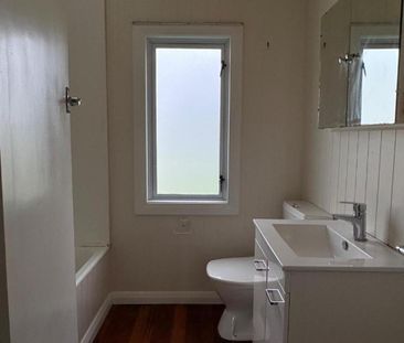Low maintenance three bedroom home - Mayfair - Photo 4