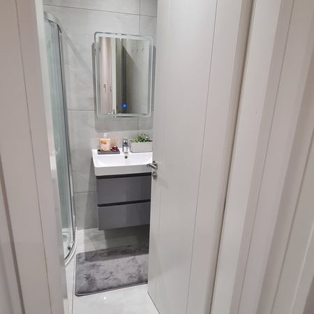 Ensuite -double bedroom to let close to Barking side station- 850 PCM - Photo 2