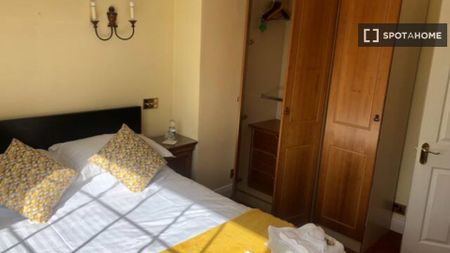 Room for rent in 4-bedroom house in Clontarf, Dublin - Photo 4