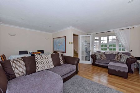 Three bedroom detached family home which is centrally located - Photo 4