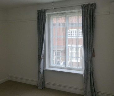 First floor unfurnished 2 bedroom flat with private parking & communal garden in City Centre close to Norwich Cathedral with easy access to the train station. - Photo 1