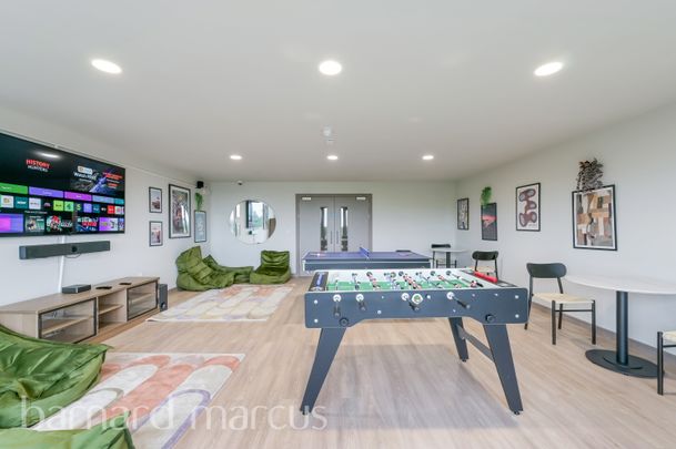 Victoria Road, Feltham - Photo 1