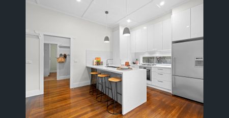 SUN SOAKED PERIOD HOME CHARM - Photo 4