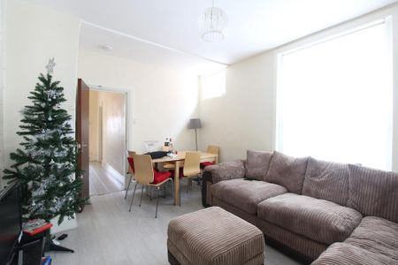 5 bedroom end of terrace house to rent - Photo 2
