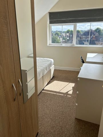 4 Bed Flat, Whiteladies Road, BS8 - Photo 2