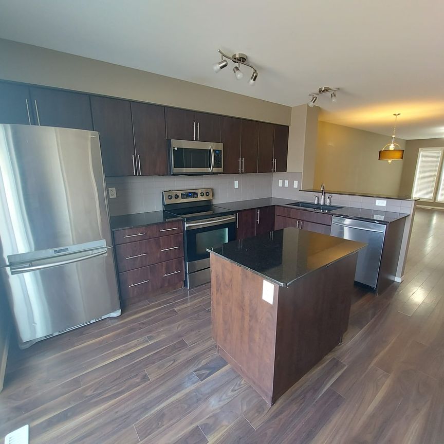 Beautiful Townhouse Available in Clearview Ridge. - Photo 1