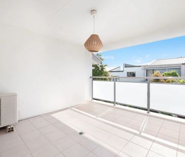 Luxurious Modern Apartment - Photo 1