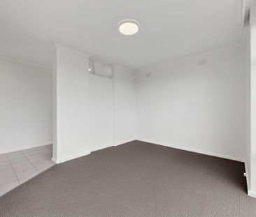 Freshly Painted, New Carpet & Sunlit Living in Essendon - Photo 5
