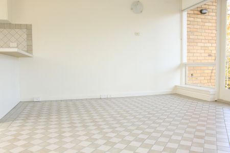 Leafy Top-Floor Retreat in a Prime St Kilda Location - Photo 4