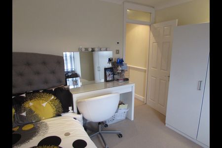 2 Bed Penthouse, Albemarle Road, BR3 - Photo 5