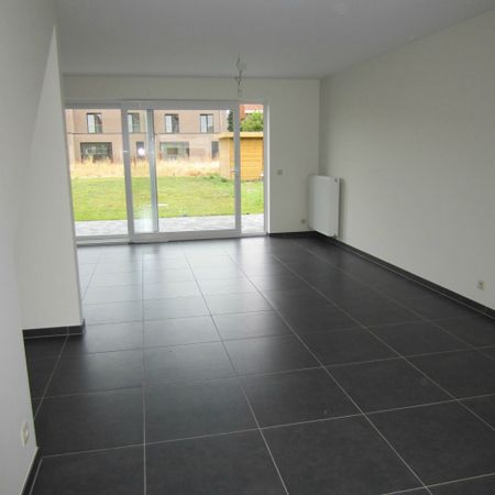 Mooie woning in rustige buurt met tuin en carport - Photo 2