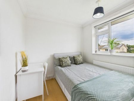 4 bedroom semi-detached house to rent - Photo 5