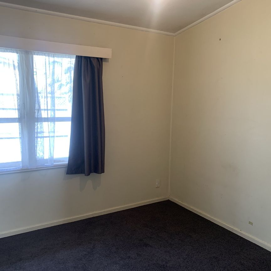 A little bit of Kiwiana culture from the 1960's, this two bedroom one bathroom unit, with the added bonus of a bath is perfect for two singles or a family of three. - Photo 1