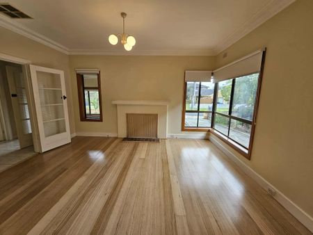 2 Agnes Street, Bentleigh East VIC 3165 - House For Rent | Domain - Photo 4