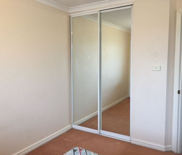 Two storey townhouse in a central location! - Photo 6