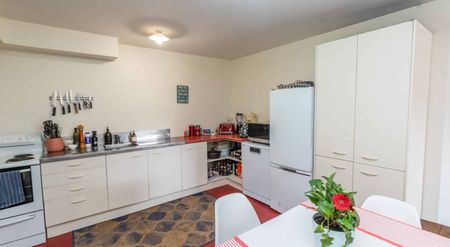 Spacious 4-Bedroom Taranaki St - Photo 3