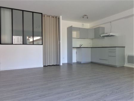 Location Appartement 2 pièces 41m² AIRE SUR L ADOUR 40800 - Photo 4