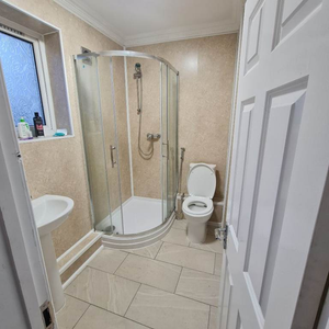 1 bedroom in a house share to rent - Photo 3