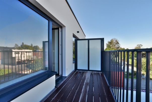 Prachtig dakappartement met terras, gelegen in het hartje van Sint-Gillis-Dendermonde. - Photo 1