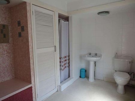 Bedroom Semi Detached House In Winton, BH9 - Photo 4