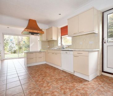 3 bedroom detached bungalow to rent - Photo 2