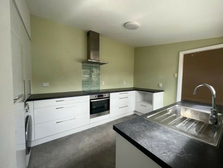 Modernised three bedroom home - Close to CBD and transport - Photo 4