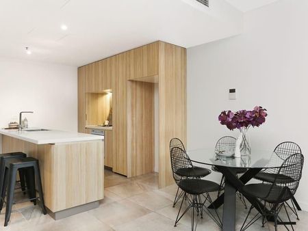 Stylish inner-city apartment within 'Radiance' building - Photo 2