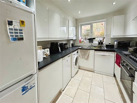 Nightingale Shott, Egham, Surrey, TW20 9SU - Photo 4