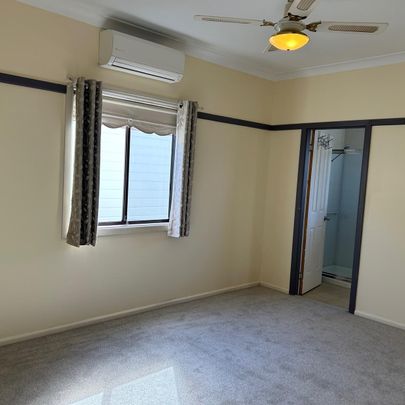 Newly renovated 3-bedroom family house with new carpet and Sunny decking in great location - Photo 1