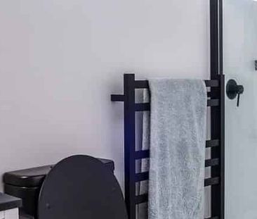 Modern 4BR Te Atatu Gem - AC & Garden! - Photo 5