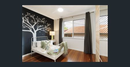 Stylish Family Home with Pool in Prime Kenmore Location with Dual Living - Photo 4