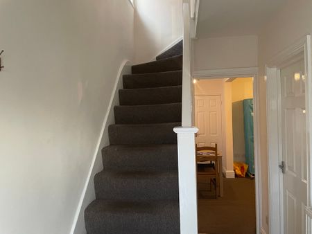 5 Bed Student Accommodation - Photo 2