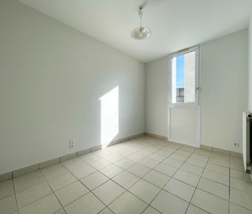 Location Appartement 3 pièces 53m² LE MAY SUR EVRE 49122 - Photo 4