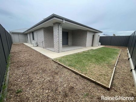 Four Bedroom Family Home with Two Living Areas. - Photo 2