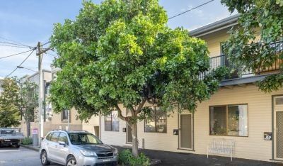 Stylishly historic terrace house in a sought-after location - Photo 3