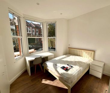 This recently refurbished garden flat offers modern living accommod... - Photo 4