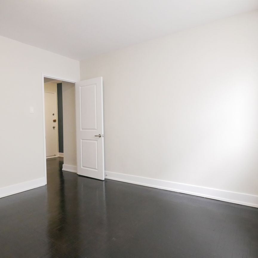 Waterfront Large Renovated 2 Bedroom Apartment Etobicoke - Photo 1