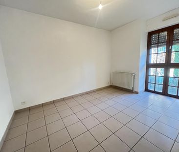 Appartement F3 entièrement REPEINT d’environ 69m2 avec PLACE DE PAR... - Photo 2