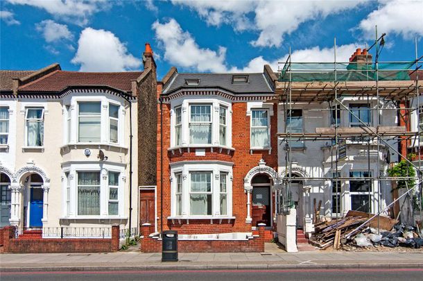 This three bedroom flat on Tooting Bec Road would be ideal for professional sharers. - Photo 1